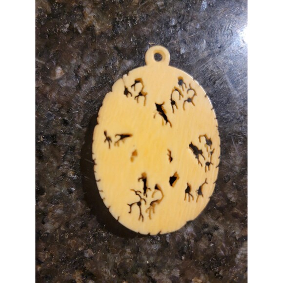 Intricately carved bone pendant, Vintage 1950s bone jewelry - Picture 3 of 10